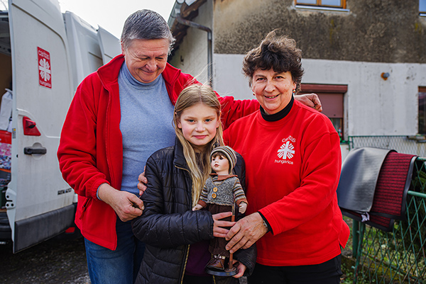 A családnak játékokat is vitt a karitász - Marija Ribić, Horváth Sándor önkéntes és Tuczainé Régvári Marietta karitász igazgató