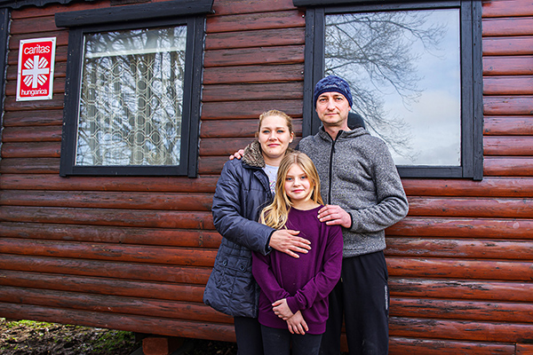 A Ribić család ideiglenes otthona átvétele után - Ivana Ribić, Marija Ribić és Mario Ribić