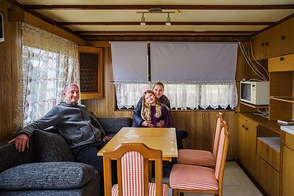 A Ribić család ideiglenes otthonában - Mario Ribić, Marija Ribić és Ivana Ribić